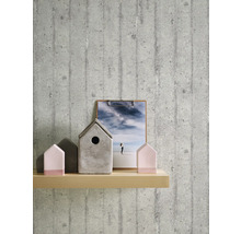 Dekorative Szene mit Beton-Tapete, Holzregal, Bilderrahmen und Vogelhaus