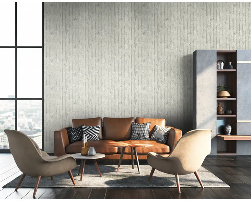 Wohnzimmer mit Couch, Sessel, Tisch und Regal vor einer Betonwandtapete