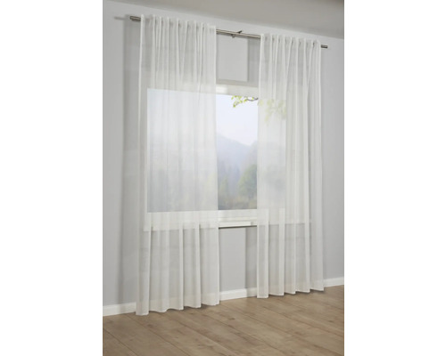 Fenêtre avec rideaux blancs transparents