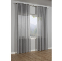 Fenêtre avec rideaux gris sur une tringle à rideaux