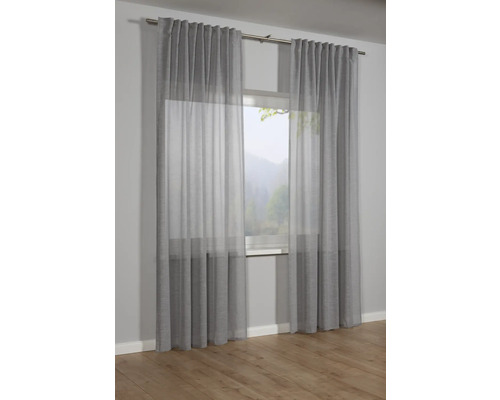 Fenêtre avec rideaux gris sur une tringle à rideaux