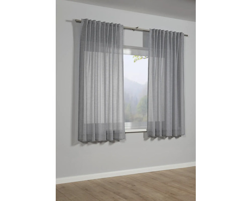 Zwei graue Vorhänge am Fenster