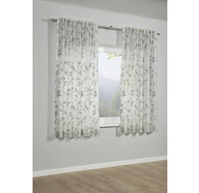 Fenêtre avec des rideaux transparents à motif de feuilles