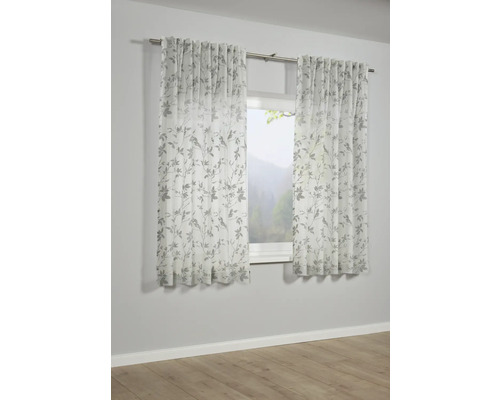 Fenêtre avec des rideaux transparents à motif de feuilles