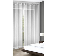 Rideaux à œillets en tissu transparent dans la chambre.