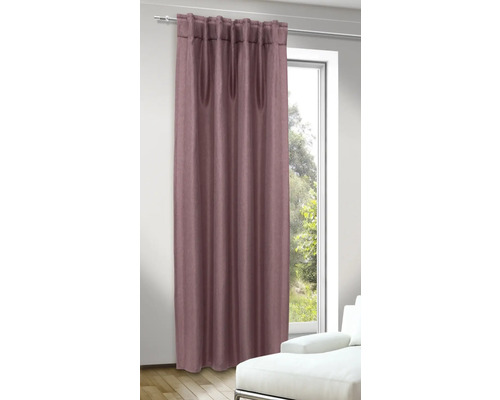 Lange, geraffte Gardine vor einem Fenster