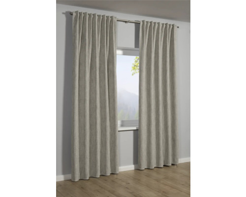 Zwei Gardinen vor einem Fenster mit Ausblick in die Natur.