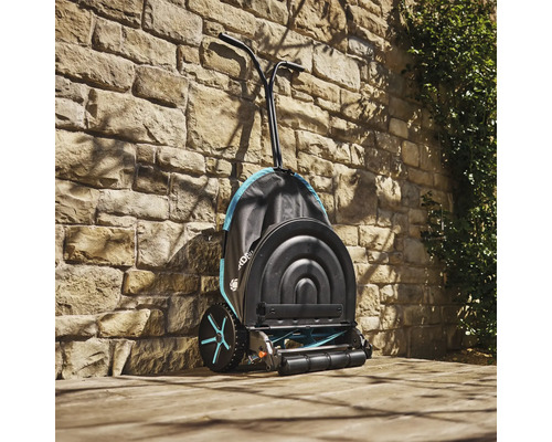 Gardena Spindelmäher vor Steinwand