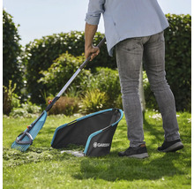 Gartenszene mit Gärtner beim Rasenkehren mit einem Fächerbesen und Rasensammler von Gardena