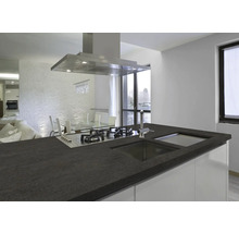 Küchenszene mit Kochfeld, Spüle und Dunstabzugshaube