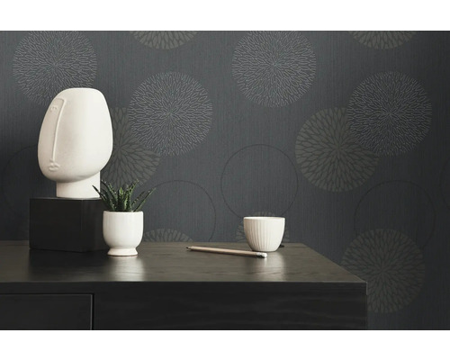 Einrichtungsgegenstände vor grauer Tapete mit kreisförmigem Muster