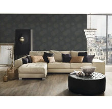 Wohnzimmer mit Ecksofa, Polsterhocker und Dekorationsgegenständen