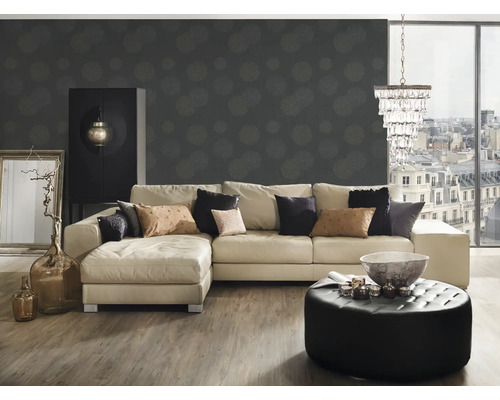 Wohnzimmer mit Ecksofa, Polsterhocker und Dekorationsgegenständen