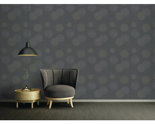 Modernes Wohnzimmer mit grauer Tapete, Sessel und Lampe