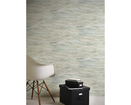 Raumansicht mit gemusterter Tapete, einem Stuhl und Aufbewahrungsboxen