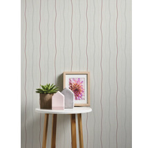 Papier peint décoratif avec des lignes ondulées dans une pièce