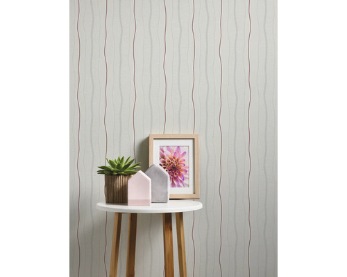 Papier peint décoratif avec des lignes ondulées dans une pièce