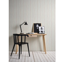 Bureau avec bureau, chaise, lampe et papier peint à motifs