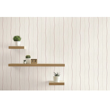Mur décoratif avec papier peint à motif ondulé et étagères avec plantes