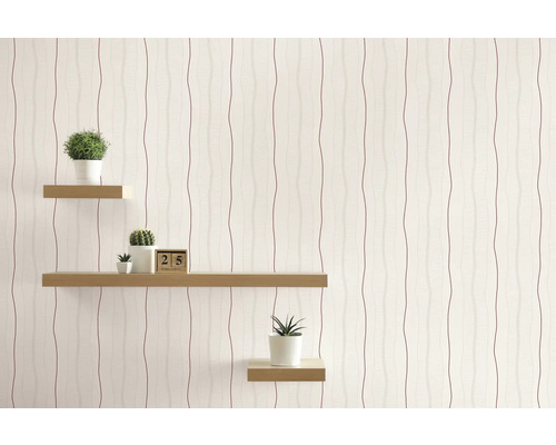 Mur décoratif avec papier peint à motif ondulé et étagères avec plantes
