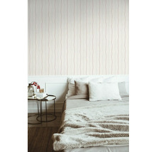 Chambre avec papier peint à motifs avec des lignes ondulées.
