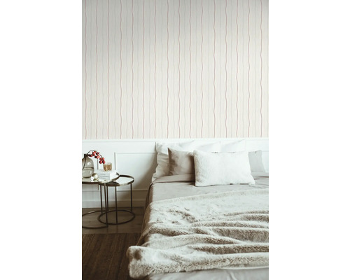 Chambre avec papier peint à motifs avec des lignes ondulées.