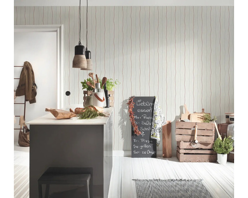 Cuisine claire avec îlot de cuisine, suspensions et tableau noir avec menu de la semaine