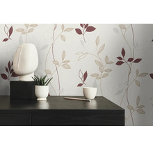 Mur décoratif avec papier peint à motif de feuilles, sculpture minimaliste et plante d'intérieur