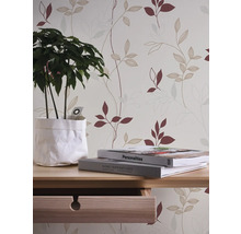 Papier peint décoratif à motif végétal dans une pièce claire et conviviale.
