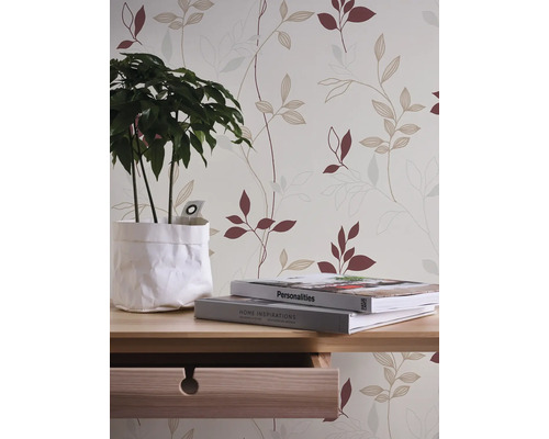 Papier peint décoratif à motif végétal dans une pièce claire et conviviale.