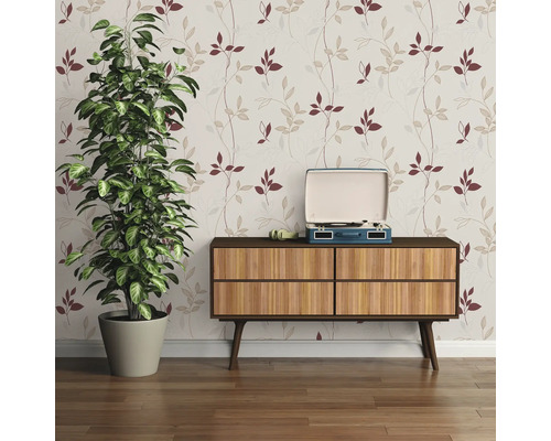 Intérieur avec papier peint à motifs, plante et commode avec tourne-disque
