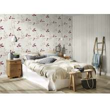 Chambre avec lit, table de chevet et papier peint à motifs de feuilles