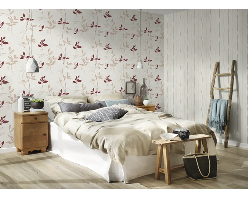 Chambre avec lit, table de chevet et papier peint à motifs de feuilles