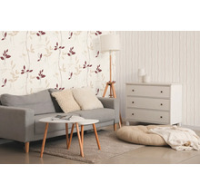 Salon lumineux avec canapé, table basse, commode et papier peint à motifs pour une ambiance conviviale