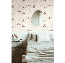 Chambre avec papier peint à motif de feuilles et miroir