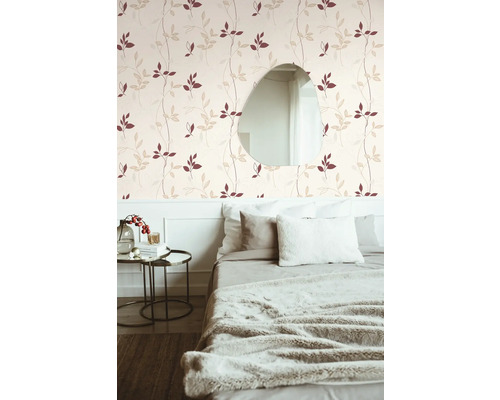 Chambre avec papier peint à motif de feuilles et miroir