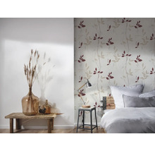 Chambre avec papier peint floral, lit, lampe et décorations