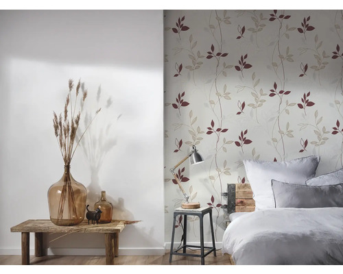 Chambre avec papier peint floral, lit, lampe et décorations