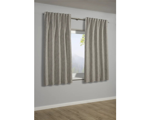 Fenster mit beigen Gardinen