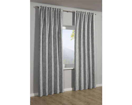 Zwei graue Vorhänge hängen vor einem Fenster.