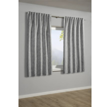 Graue Vorhänge am Fenster