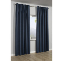 Zwei blaue Vorhänge hängen an einer Gardinenstange vor einem Fenster.