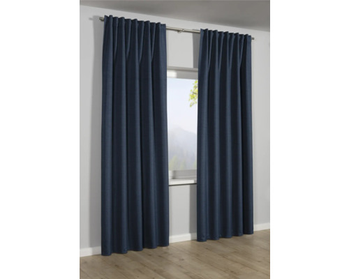 Zwei blaue Vorhänge hängen an einer Gardinenstange vor einem Fenster.