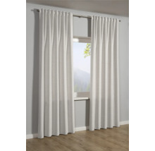 Rideaux devant une fenêtre avec vue sur un paysage de montagne