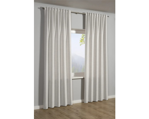 Rideaux devant une fenêtre avec vue sur un paysage de montagne