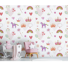 Chambre d'enfant avec papier peint à motifs de licorne, d'arc-en-ciel et de cœur, avec fauteuil rose et lit de bébé