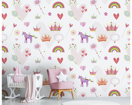 Chambre d'enfant avec papier peint à motifs de licorne, d'arc-en-ciel et de cœur, avec fauteuil rose et lit de bébé