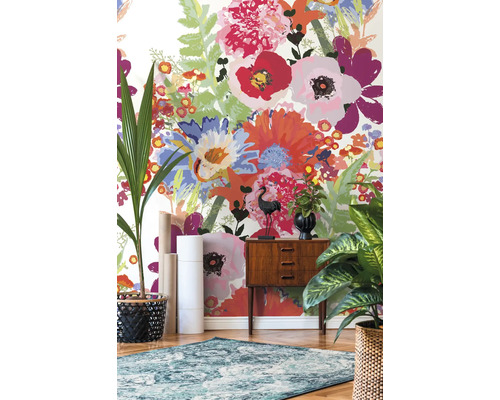 Raum mit Blumentapete, Kommode und Zimmerpflanzen