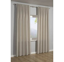 Zwei Vorhänge hängen an einer Gardinenstange vor einem Fenster.