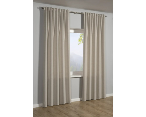 Zwei Vorhänge hängen an einer Gardinenstange vor einem Fenster.